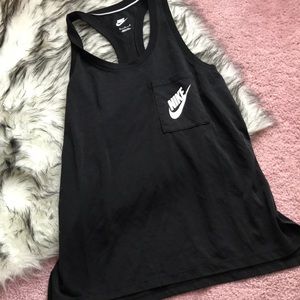 Nike M flowy tank - front pocket, side slits